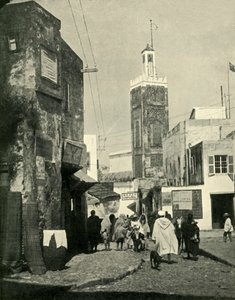 Straßenszene in Tanger, zeigt eine Moschee, 1902