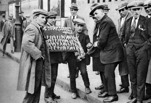 Straßenhändler verkauft Fußball-Souvenirs in Kings Cross, London, 1911-1926