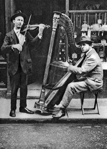 Straßenmusiker, London, 1926-1927