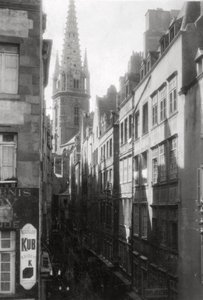 Straßenszene mit Kathedralenturm, St. Malo, Bretagne, Frankreich von Unbekannt