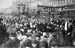 Streikende Putilow-Arbeiter am ersten Tag der Februarrevolution, St. Petersburg, Russland, 1917