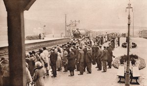 Mitfühlendes Interesse am königlichen Beerdigungszug am Bahnhof Welwyn, 1936 von Unbekannt