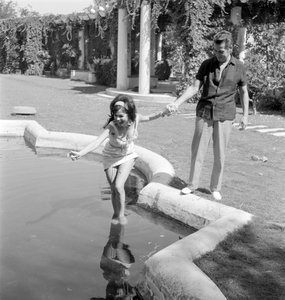 Die Schauspielerin Laya Raki mit dem Schauspieler Ron Randell am Venedig Lido - 1961 von Unbekannt