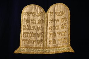 Gesetzestafeln Stickerei in der Stadttempel-Synagoge, Wien, Österreich