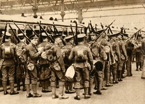 Territoriale vom Sommerlager - Terriers beim Einsteigen in Waterloo, 1914-1918, 1933 von Unbekannt