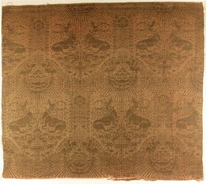 Textilfragment mit liegenden Hirschen, Adlern, Wolken und Sonnenstrahlen, italienisch, 1390er Jahre