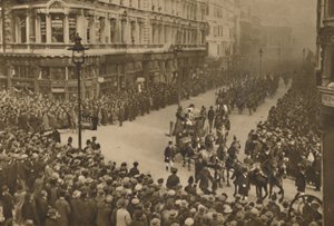 Die Stadtlinien Queen Victoria Street, um den neuen Lord Mayor und seine Prozession zu sehen, ca. 1935