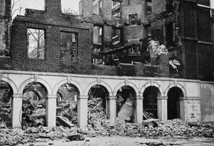 Die Kreuzgänge im Tempel nach dem Brand, 1941