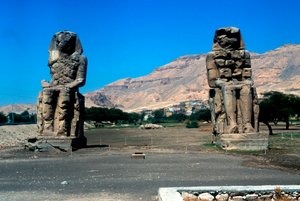 Die Kolosse von Memnon, nahe dem Tal der Könige, Ägypten, 14. Jahrhundert v. Chr.