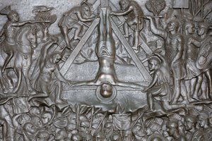 Die Kreuzigung des Heiligen Petrus - (Detail) eines Portals - Haupteingangstür des Petersdoms, Rom, Italien