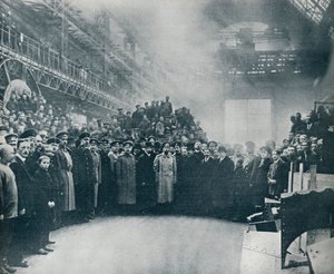 Der Zar, aufgenommen unter den Arbeitern in den großen Putiloff-Munitions- und Ingenieurwerken, 1914