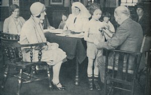 Der Arzt hört den Herzschlag eines Kindes, um 1935