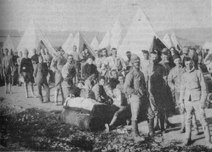 Die Dublin Fusiliers kurz vor dem Einsteigen in den gepanzerten Zug, 1902