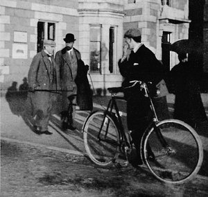 Der Großherzog Michael von Russland verlässt den Bahnhof Ballater, 1900 von Unbekannt