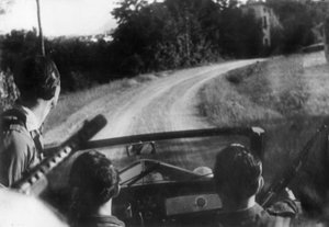 Die italienische Widerstandsbewegung: bewaffnete Partisanen auf einem Jeep, Langhe, Piemont, Italien