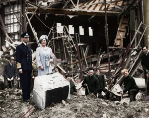 Der König und die Königin begutachten Bombenschäden, Buckingham Palace, London, Zweiter Weltkrieg, 1940
