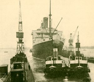 Die Majestic fährt in das Trockendock, gezogen von Schleppern, ca. 1930