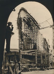 Der massive Rumpf, teilweise platziert, 1930-1934, 1936