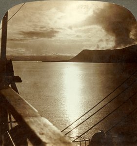 Die Mitternachtssonne im Juli über den Klippen von Spitzbergen und der Arktischen Ozean, ca. 1905