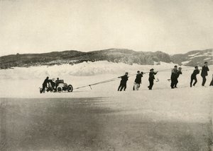 Das Auto im weichen Schnee, nach der Rückkehr des Schiffes, um 1908, 1909