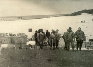 Die Gruppe, die den Mount Erebus bestieg und die Hütte verließ, 1908