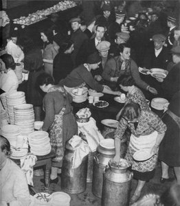 Das Volk sammelt sich zur Hilfe: Clydeside versorgt seine Obdachlosen, 1941-1942 von Unbekannt