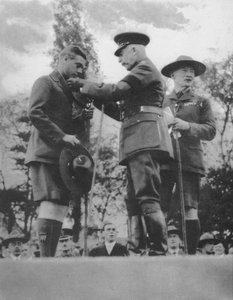 Der Prinz von Wales wird vom Herzog von Connaught mit dem Silberwolf ausgezeichnet