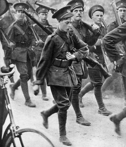 Der Prinz von Wales marschiert mit dem Offiziersausbildungskorps der Universität Oxford, ca. 1910