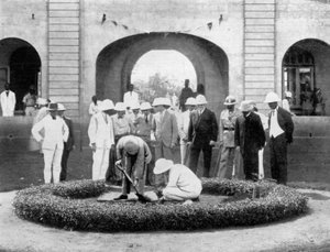 Der Prinz von Wales pflanzt einen Baum am Kumasi Church College, Ghana, 1926