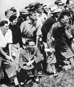 Der Prinz von Wales raucht eine Pfeife bei der Open Golf Championship, St. Andrews, ca. 1930er Jahre