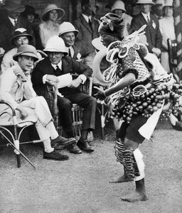 Der Prinz von Wales beobachtet einen traditionellen Tanz, Freetown, Sierra Leone, 1925