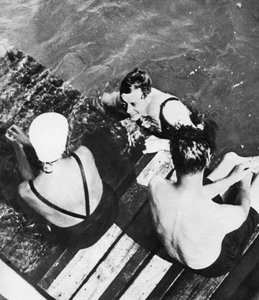 Der Prinz von Wales mit Freunden auf einem Floß, die Riviera, ca. 1930er Jahre