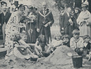 Die Königin eröffnet einen Kinderspielplatz