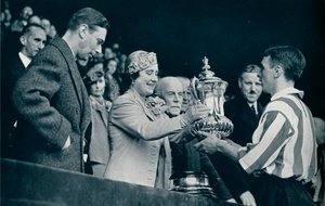 Die Königin überreicht den Pokal