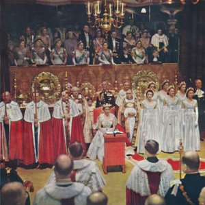 Die Königin, nach ihrem Einzug in die Abteikirche von Westminster, sitzt auf ihrem Thron