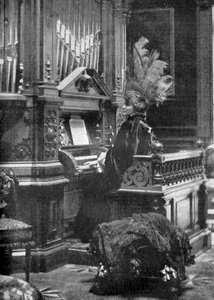 Die Königin von Rumänien spielt die Orgel, 1904 von Unbekannt