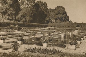 Die Ruhe des niederländischen Gartens im Kensington-Palast, bewacht von verschlossenen Toren, 1935 von Unbekannt