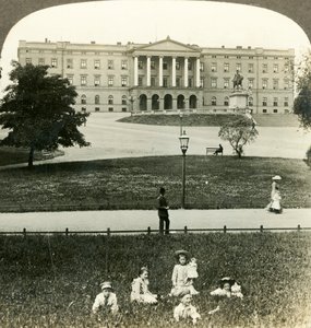 Die Südostfassade des Königspalastes und die Statue von König Karl XIV. Bernadotte, Christiania, Norwegen, um