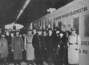 Der russische Kriegsminister inspiziert einen Rotkreuz-Zug, der an die Front fährt