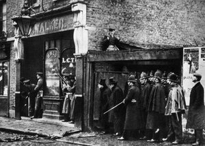 Die Sidney Street Belagerung, Whitechapel, London, 1911, 1935 von Unbekannt