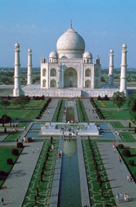 Das Taj Mahal, vom Eingangstor aus gesehen, Agra, Indien von Unbekannt