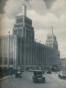 Der turmflankierte Massivbau des Karstadthauses in einem Arbeiterbezirk, ca. 1935