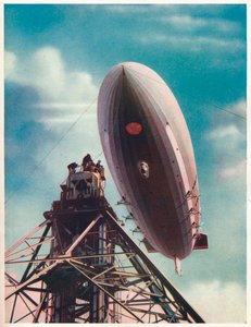 Das US-Luftschiff Macon wird am mobilen Mast in Lakehurst, New Jersey, festgemacht, um 1935-1937