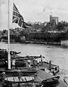 Der Union Jack auf Halbmast am Bootshaus des Eton College, Berkshire, 1910
