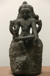 Das Victoria und Albert Museum. Shiva als Dakshinamurti. 1200-1300. Späte Chola-Periode. Granit. Südindien (Tamil Nadu). Vereinigtes Königreich von Unbekannt