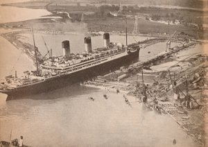 Der White Star Liner Majestic fährt in das größte Trockendock der Welt in Southampton ein, ca. 1934, 19 von Unbekannt