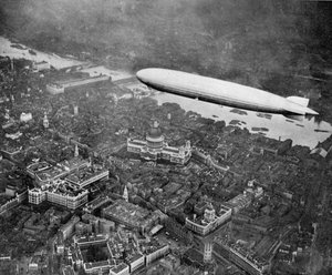 Das Luftschiff Graf Zeppelin über London, August 1931, 1936 von Unbekannt