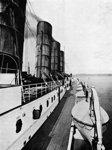 Das Bootsdeck der Lusitania mit Rettungsbooten