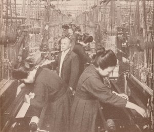 Das geschäftige Innere einer florierenden Seidenfabrik in Japan, 1907