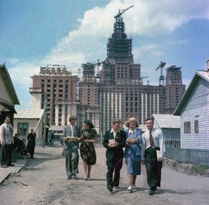 Der Bau des Hauptgebäudes der Moskauer Staatlichen Universität auf den Lenin-Hügeln